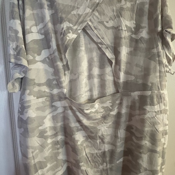 Torrid Active Women's Gray Camo Performance Tee Short Sleeve Plus Size 3 - Picture 4 of 6